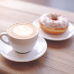 【無料素材】カフェラテとドーナツのあるテーブル01