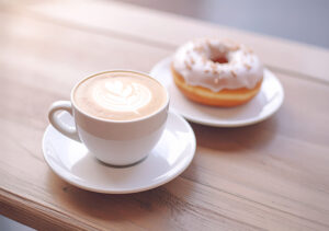 【無料素材】カフェラテとドーナツのあるテーブル01