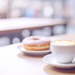 【無料素材】カフェラテとドーナツのあるテーブル02