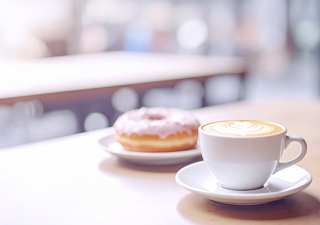 【無料素材】カフェラテとドーナツのあるテーブル02