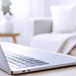 【無料素材】ノートパソコンとソファのある室内風景