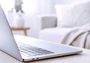 【無料素材】ノートパソコンとソファのある室内風景