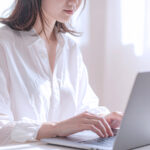 【無料素材】ノートパソコンを操作する女性