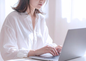 【無料素材】ノートパソコンを操作する女性
