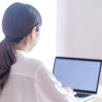 【無料素材】ノートパソコンを操作する女性の後ろ姿