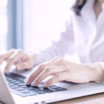 【無料素材】女性がノートパソコンをタイピングする手元