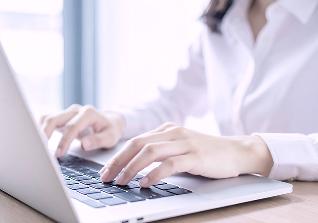 【無料素材】女性がノートパソコンをタイピングする手元