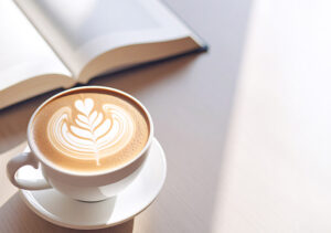 【無料素材】本とカフェラテのリラックスシーン01