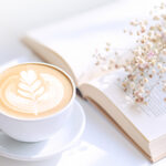 【無料素材】本とカフェラテのリラックスシーン02
