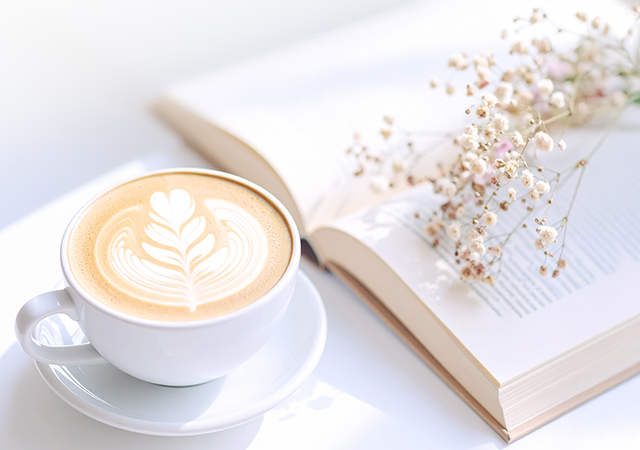 【無料素材】本とカフェラテのリラックスシーン02