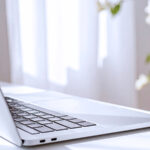 【無料素材】机の上のノートパソコン（クローズアップ）