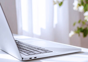 【無料素材】机の上のノートパソコン（クローズアップ）