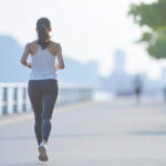 【無料素材】街中をジョギングする女性の後ろ姿