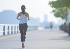 【無料素材】街中をジョギングする女性の後ろ姿