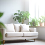 【無料素材】観葉植物に囲まれたソファのあるリビング